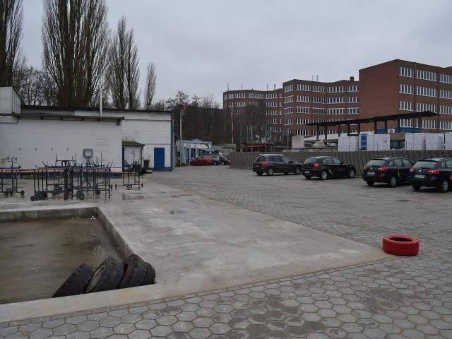 Autolackiererei Bukowski GmbH, HamburgDer Werkstattparkplatz wurde mit Wabenpflaster neu gestaltet.