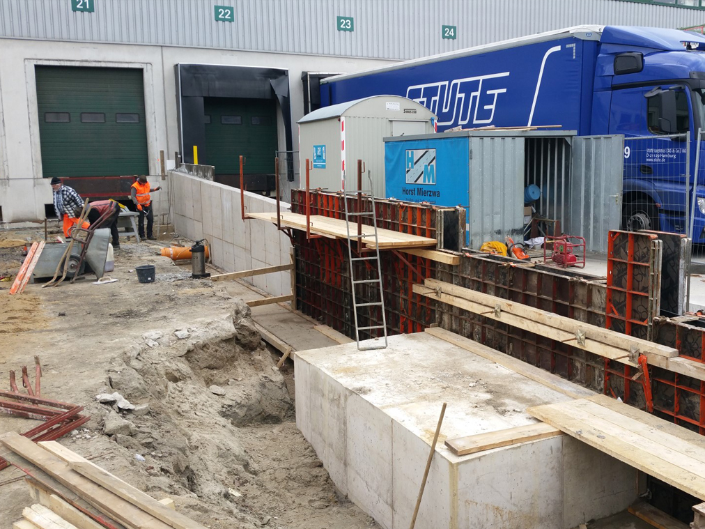 ProLogis Germany GmbH, HamburgEine neue LKW-Verladerampe inklusive einer Überdachung als Stahlkonstruktion erforderte eine Stahlbetonwand als Abfangung der angrenzenden Bebauungen.