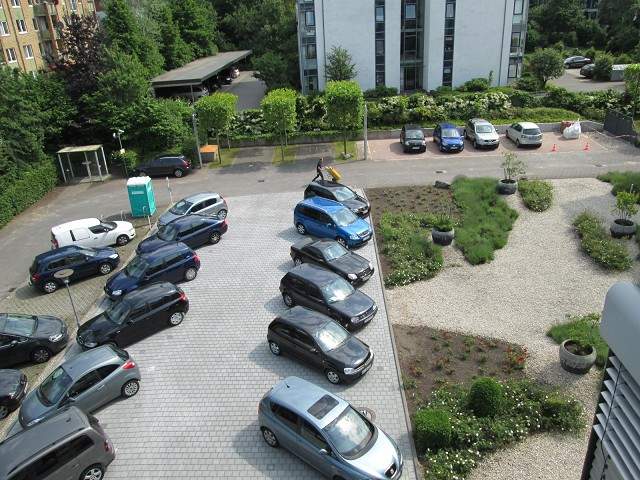 Medac GmbH, WedelWegen zu weniger Parkplatzmöglichkeiten für Kunden und Angestellte wurde eine geschotterte Nebenfläche in gepflasterte Parkplätze umgewandelt.