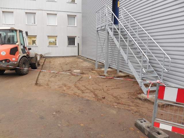 Finalin GmbH, HamburgIm Zuge der Erstellung einer neuen Lagerhalle sollten beschädigte Oberflächenbefestigungen ausgebaut und durch Asphalt ersetzt werden.