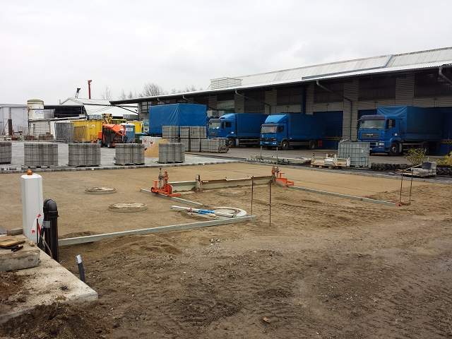 Reher & Ramsden Nachflg. GmbH & Co. KG, HamburgAls neue Parkplatzfläche für den Logistikbereich wurde eine 1000 m² große ungenutzte Fläche mit Wabenpflaster befestigt.